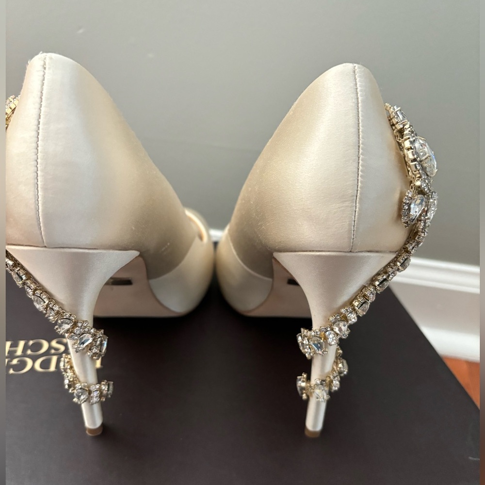 Jewel Badgley Mischka Thamar Embellished Sandal Women
CHAMPAGNE SATIN, Size 7M - Picture 2 of 5